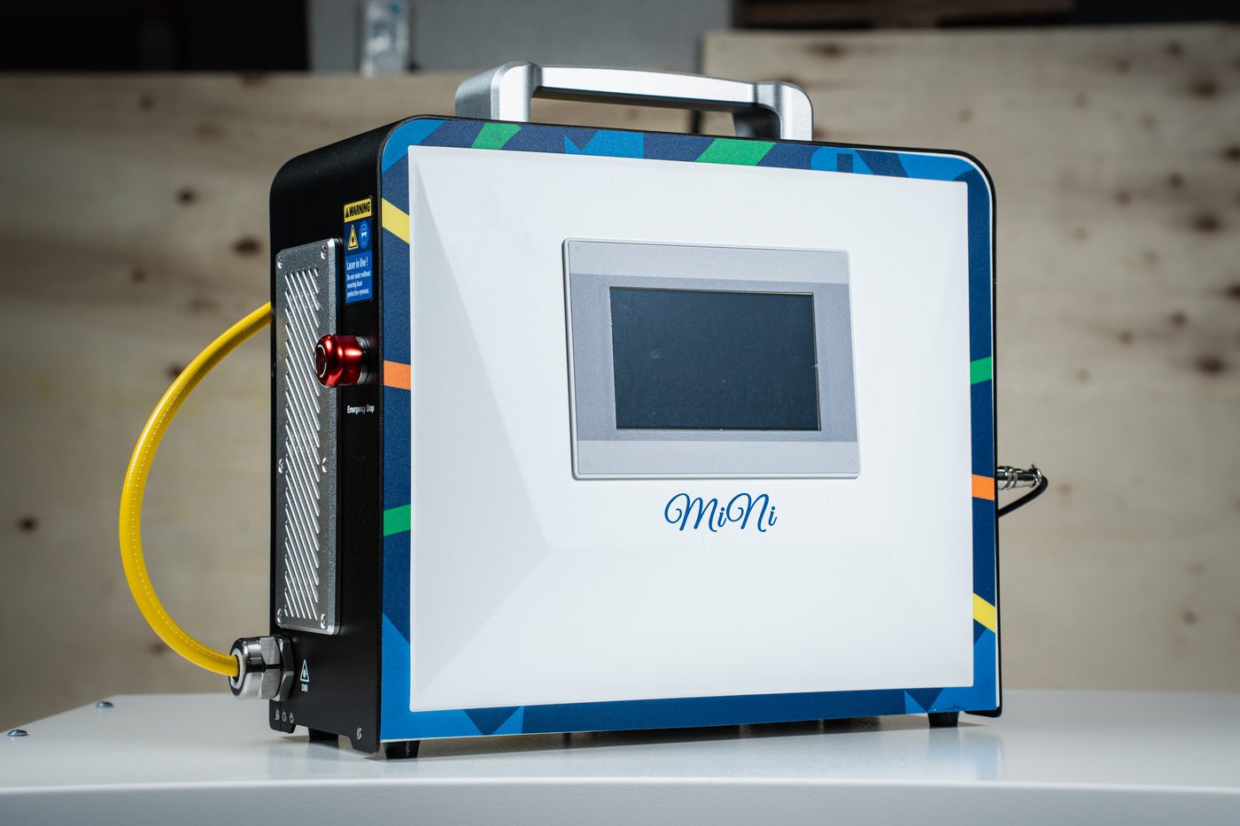 Compact QCW laser welding unit with control screen