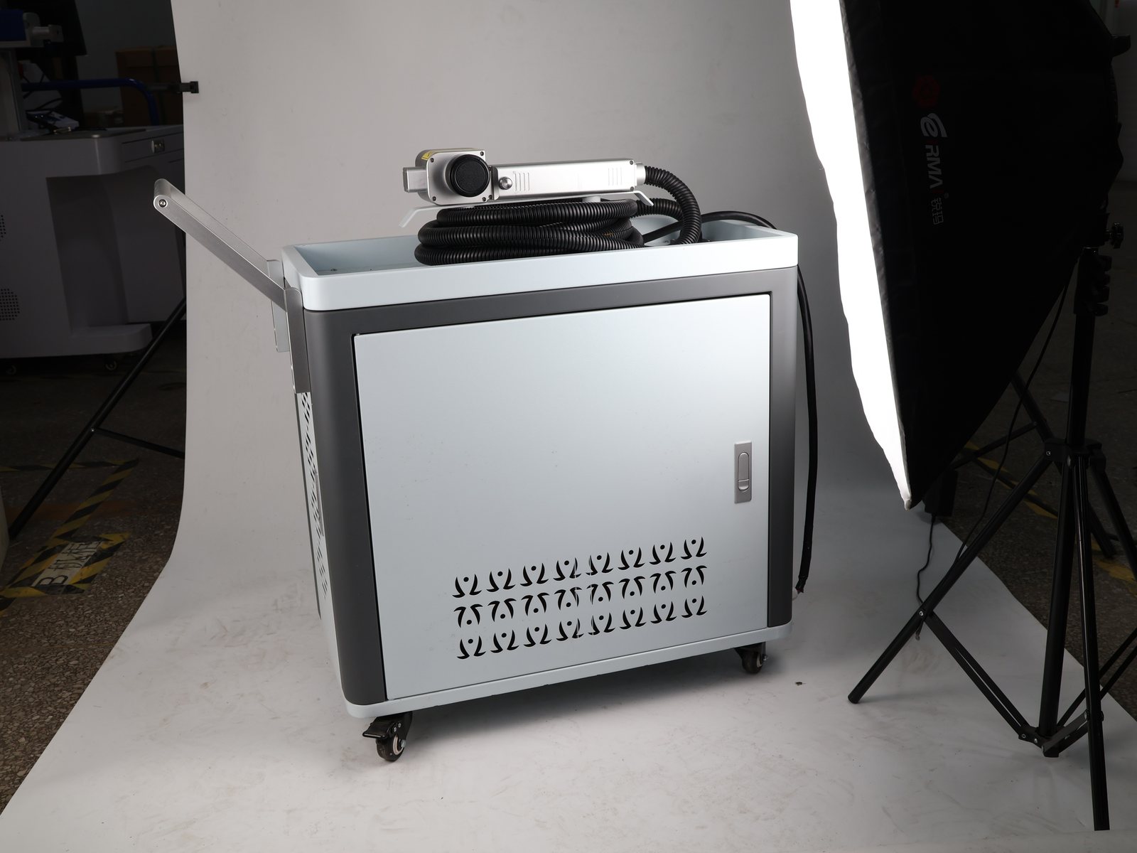 Portable pulse laser cleaning machine with integrated controls