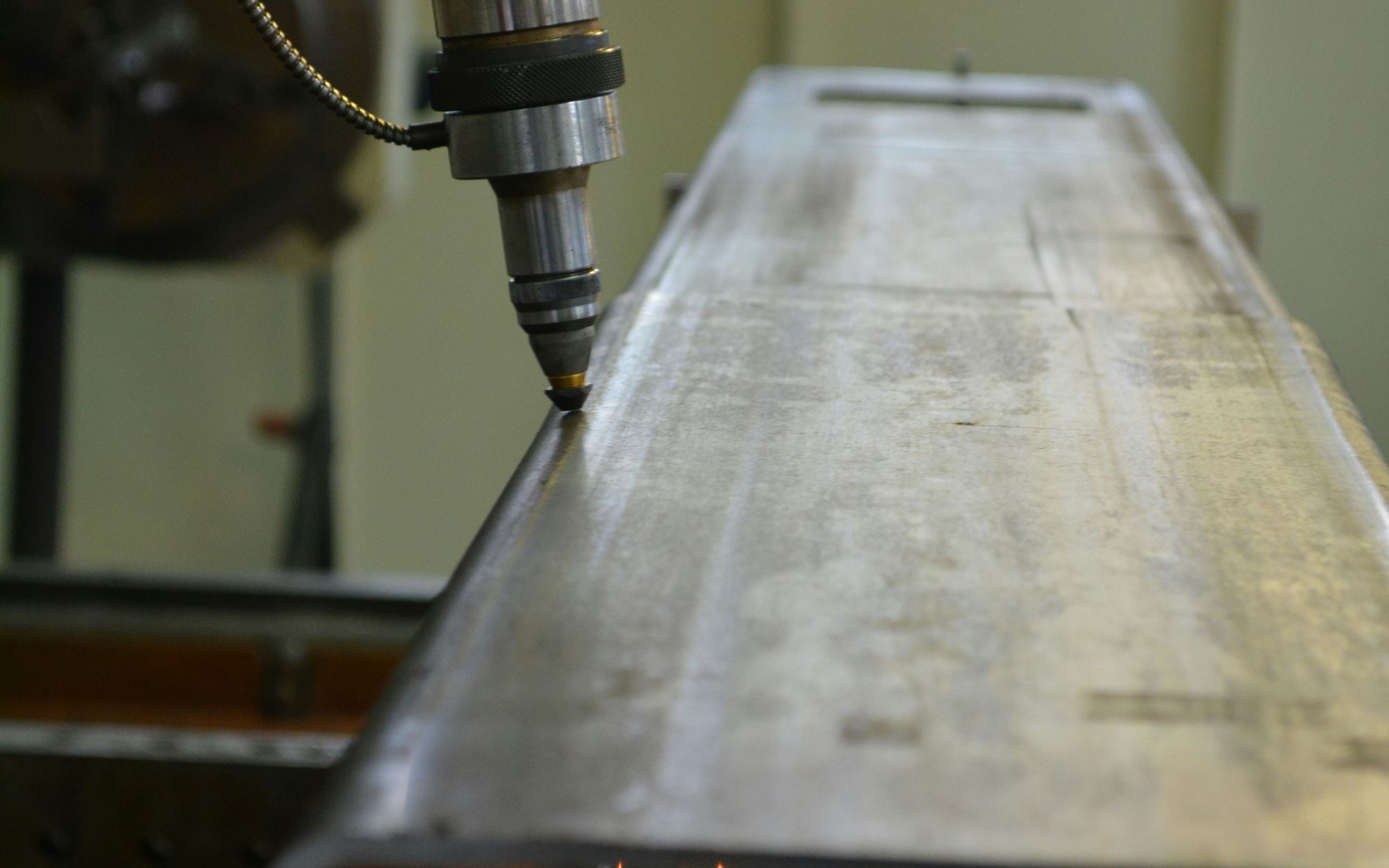 Machine head processing a long metal profile