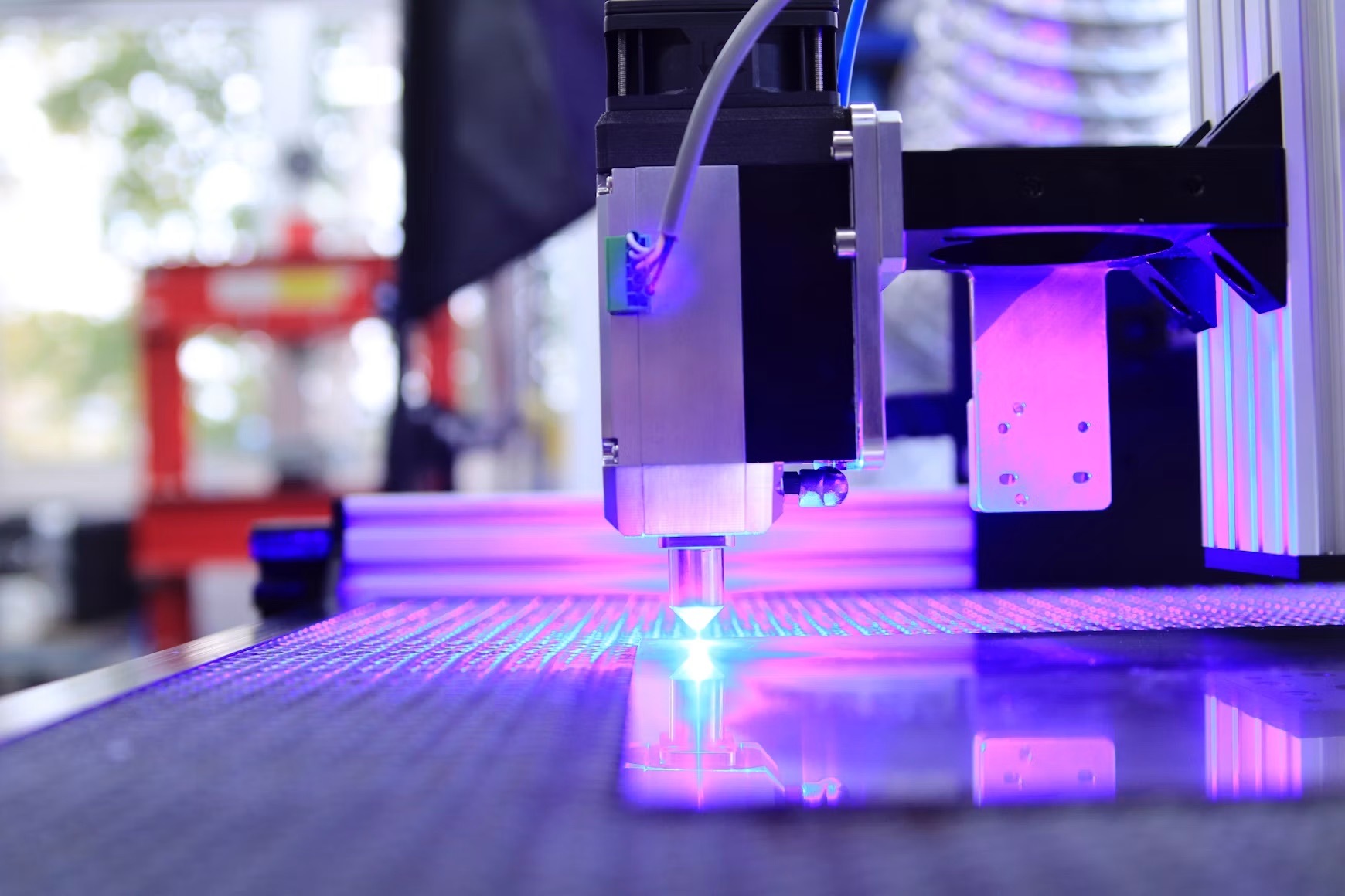 Laser cutting head producing a controlled path on metal